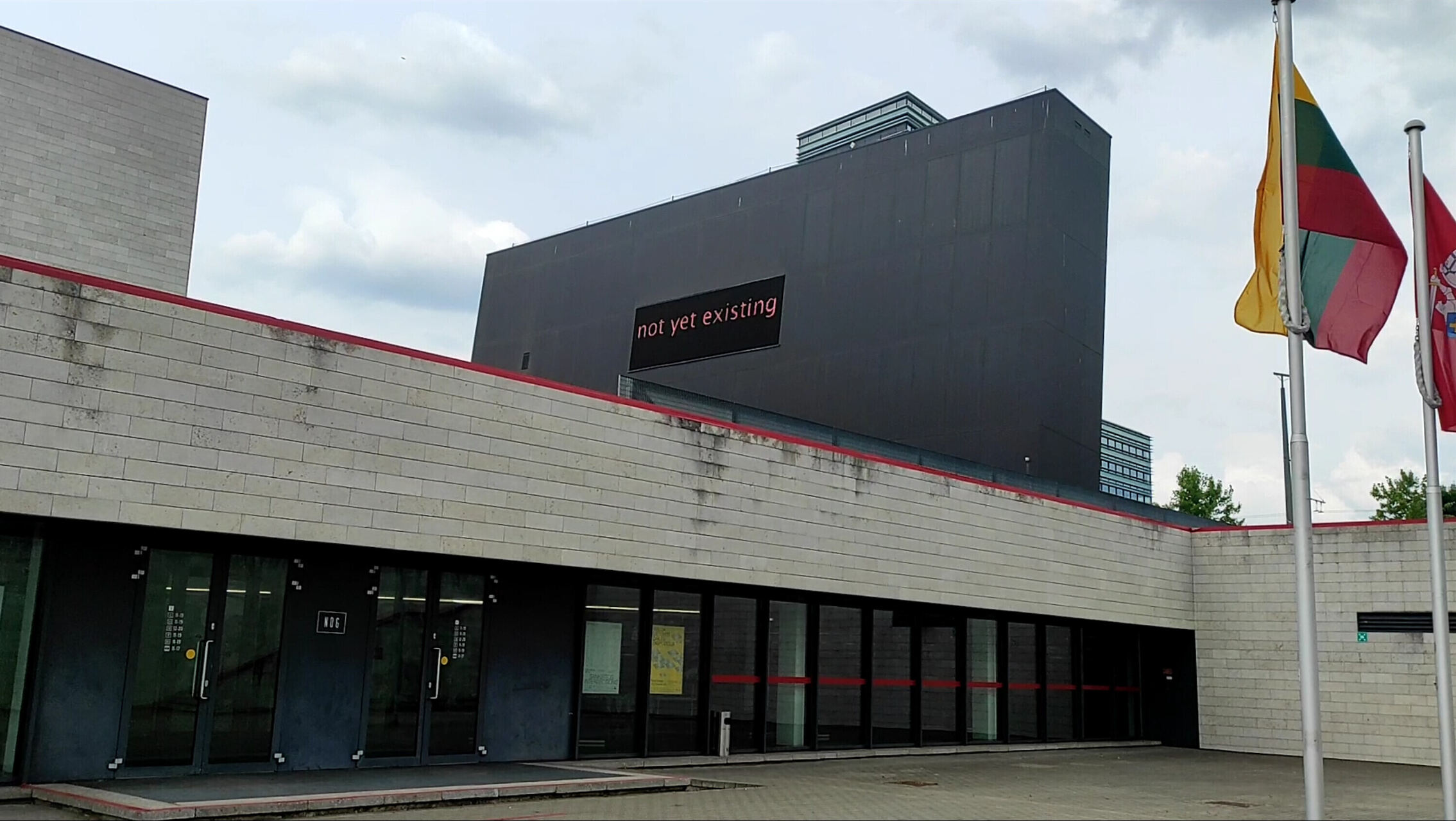 screen with the message / during the session / photo by eeefff