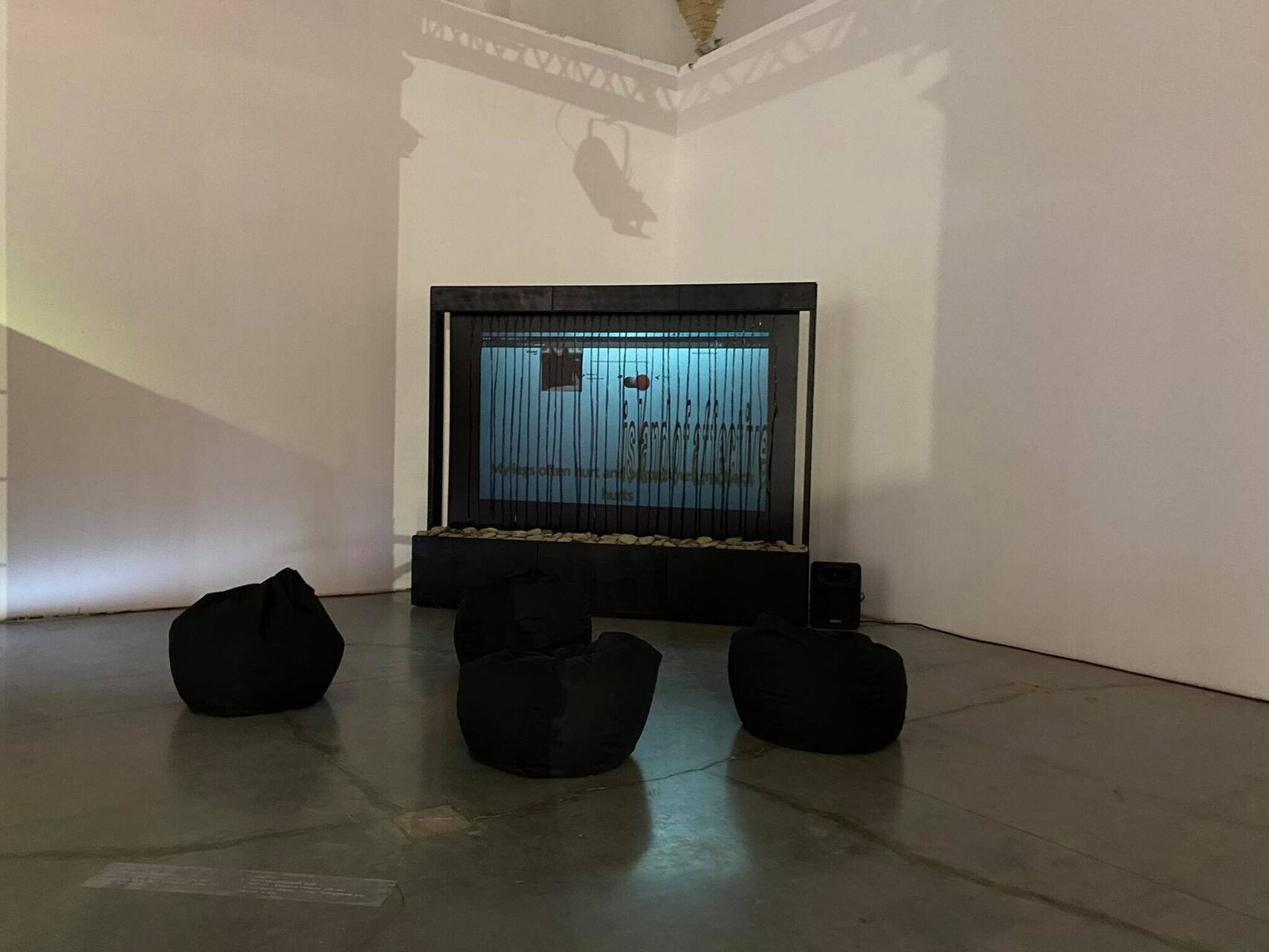 Видео инсталляция в окружении водной стены, программный код, офисная мебель. Выставка «КОЖНЫ ДЗЕНЬ. Мистецтво. Солідарність. Спротив» / Мистецький арсенал, Київ / фото Антонины Стебур