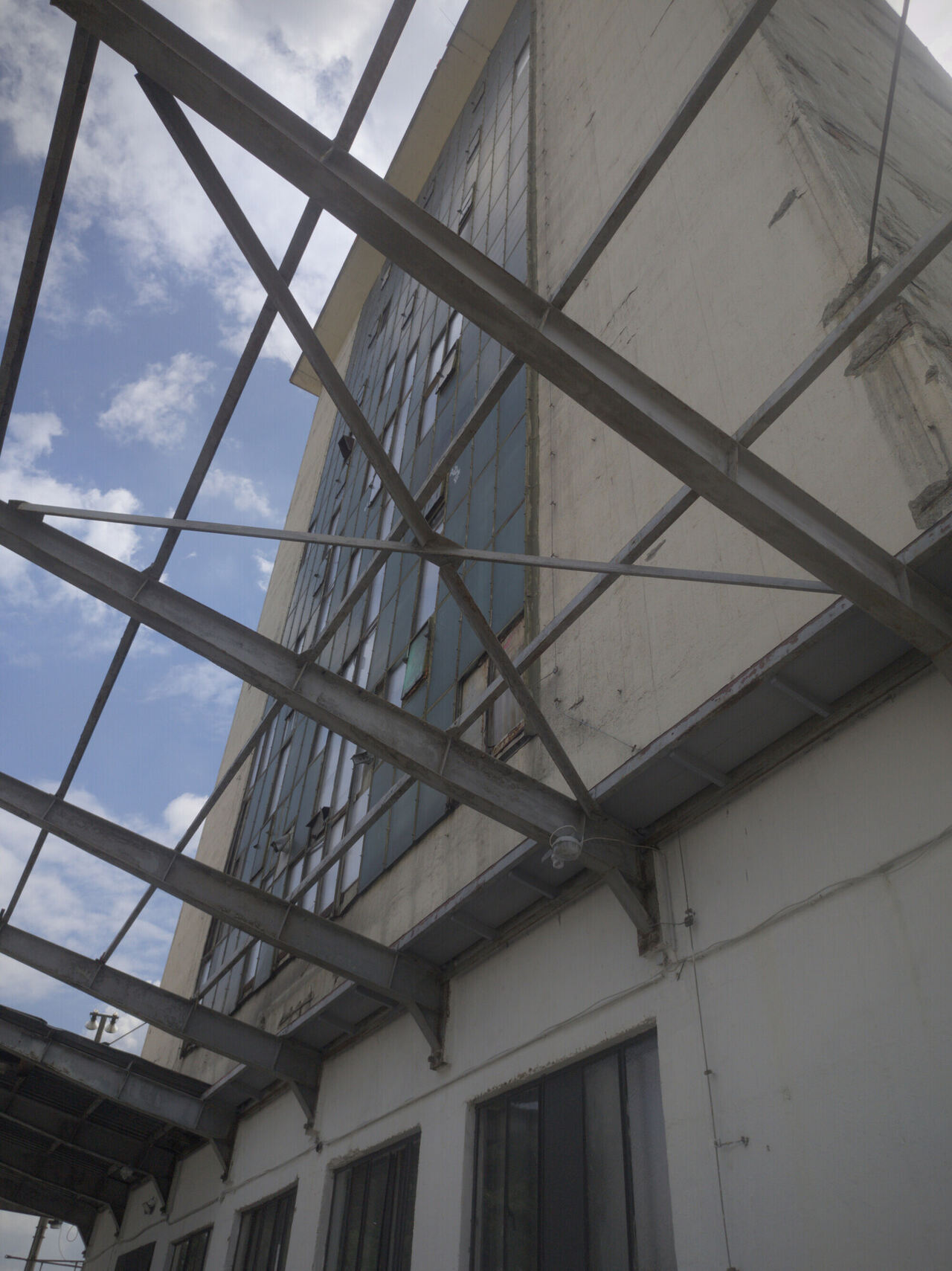 darkroom full of wind&nbsp;&mdash; vide from outside